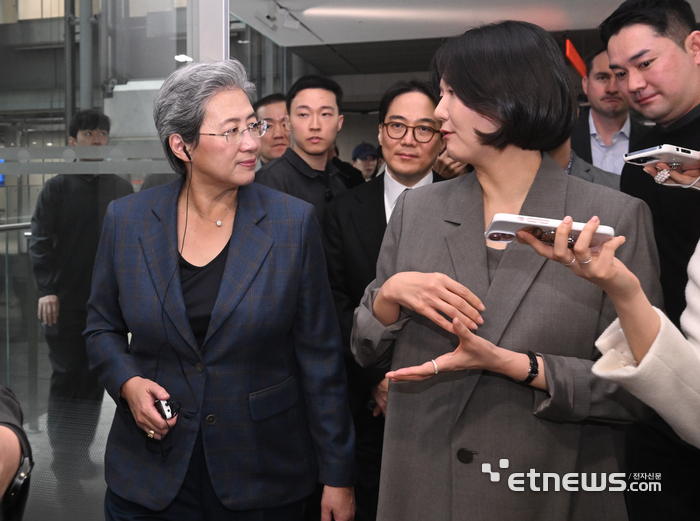 리사 수 AMD 최고경영자(CEO)가 지난 3월 18일, 취임 후 한국을 첫 방문해 경기도 성남시 네이버 사옥을 찾았다. 리사 수 CEO가 최수연 네이버 대표와 함께 사옥을 둘러보고 있다. 박지호기자 jihopress@etnews.com