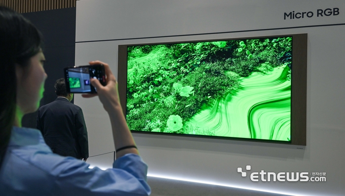 제57기 삼성전자 정기주주총회가 18일 경기 수원시 영통구 수원컨벤션센터에서 열렸다. 주주들이 130인치 마이크로 RGB TV를 보고 있다. 김민수기자 mskim@etnews.com