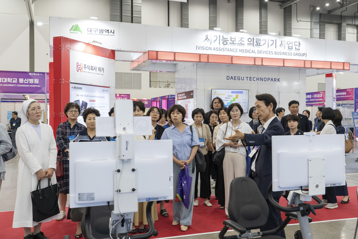 지난해 메디엑스포 코리아에서 관람객들이 전시 부스를 돌아보고 있다.