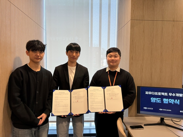 뉴챕터와 히어로즈(HearOZ)' 팀은 피우다프로젝트를 통해 발굴한 우수 개발물의 양도 협약 을 체결했다.