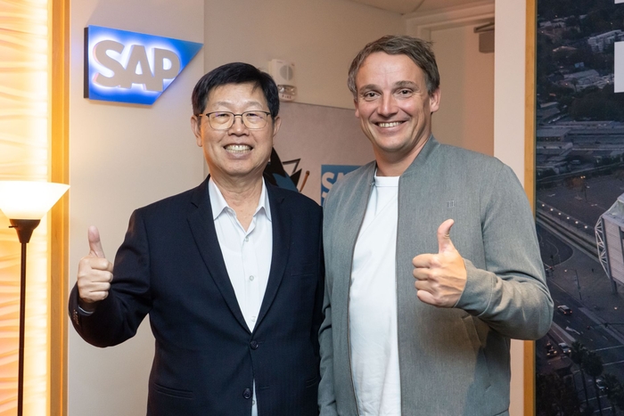류양웨이 폭스콘 회장(왼쪽)과 크리스티안 클라인 SAP CEO가 미국 세너제이에서 열린 '엔비디아 GTC 2026'에서 전략적 파트너십을 체결하고 기념 사진을 촬영하고 있다.