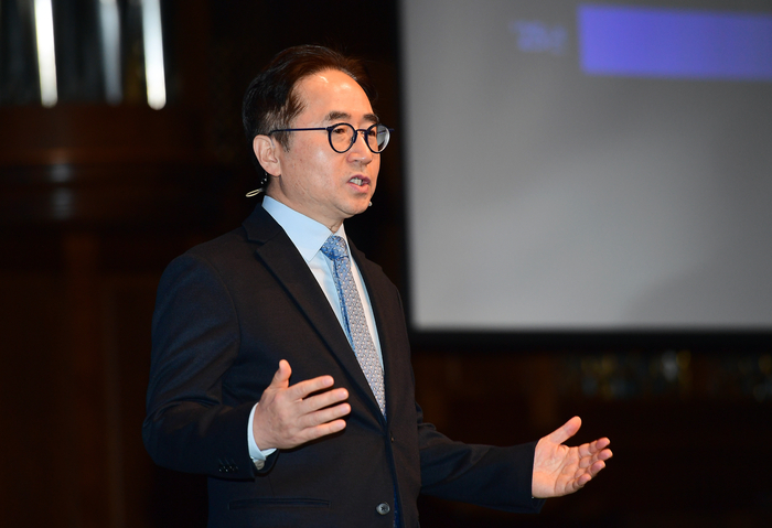 장덕현 삼성전기 사장이 18일 서울 서초구 엘타워에서 열린 주주총회에서 올해 사업 전망과 계획에 대해 발표하고 있다.