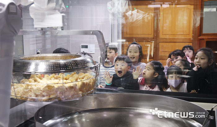 [포토] 신기한 튀김 로봇