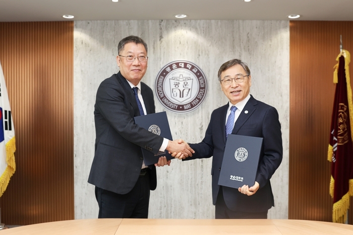 광운대와 서울시교육청이  반도체 미래 인재 양성을 위한 업무협약을 맺었다. 윤도영 광운대 총장과 정근식 교육감이 기념촬영을 하고 있다. (사진=광운대)