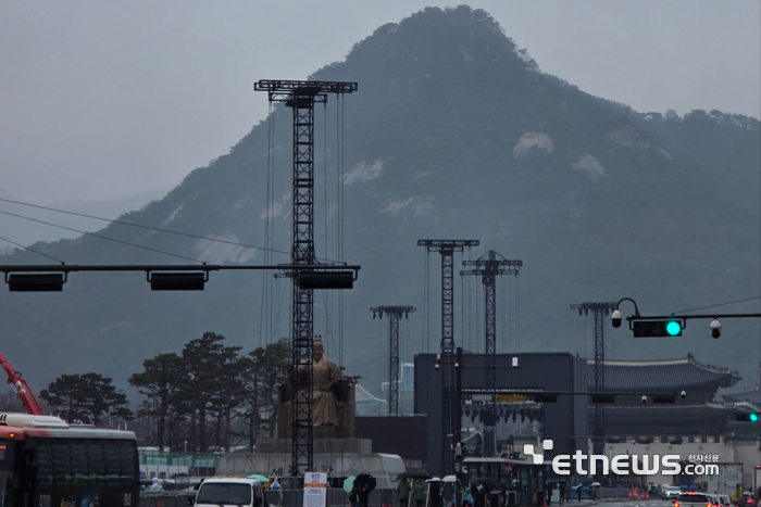 18일 서울 광화문 광장 일대 모습. 오는 21일 방탄소년단(BTS) 공연을 앞두고 무대 준비가 한창이다. ⓒ박종진기자