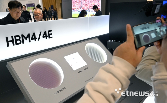 [포토]  HBM4, HBM4E 메모리 보는 주주들