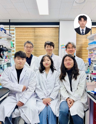 연구진. 뒷줄 왼쪽부터 김윤기 교수, 이승재 교수, 이광록 교수. 앞줄 왼쪽부터 부성호 박사, 김시은 박사, 함석진 박사. 상단 이동훈 박사.