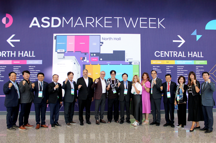 중기중앙회 대표단은  'ASD Market Week' 전시장 전반을 둘러보며 참가기업의 제품 경쟁력과 바이어 구성, 상담 분위기 등을 점검하고, 한국 중소기업의 미국 시장 진출 확대를 위한 협력 방안을 논의했다. (왼쪽 6번째부터) 이싸 주아네 Emerald X 대표와 에르베 세트키 Emerald X 회장, 정준호 배우, 김기문 중기중앙회장, 케럴린 스프라우스 Emerald X 부사장.