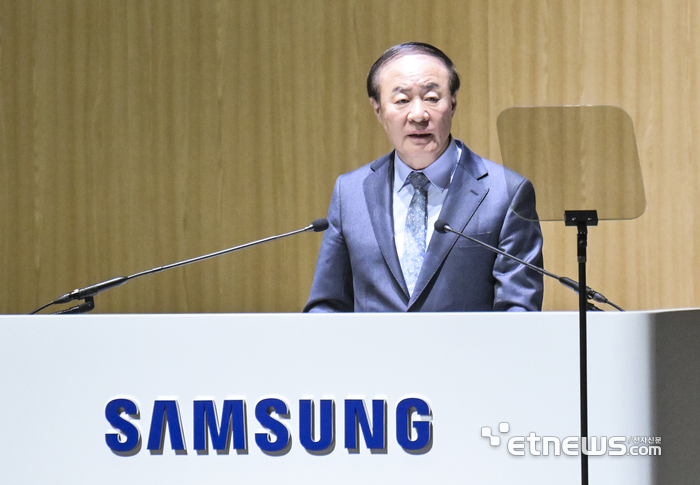 제57기 삼성전자 정기주주총회가 18일 경기 수원시 영통구 수원컨벤션센터에서 열렸다. 전영현 디바이스솔루션 부문장(부회장)이 인사말을 하고 있다. 김민수기자 mskim@etnews.com