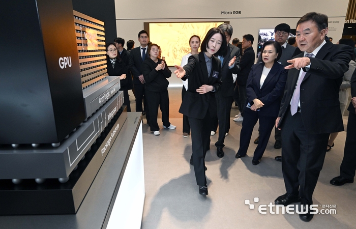 제57기 삼성전자 정기주주총회가 18일 경기 수원시 영통구 수원컨벤션센터에서 열렸다. 신제윤 삼성전자 이사회 의장을 비롯한 관계자들이 HBM4/4E 70:1 확대 모형을 보고 있다. 김민수기자 mskim@etnews.com