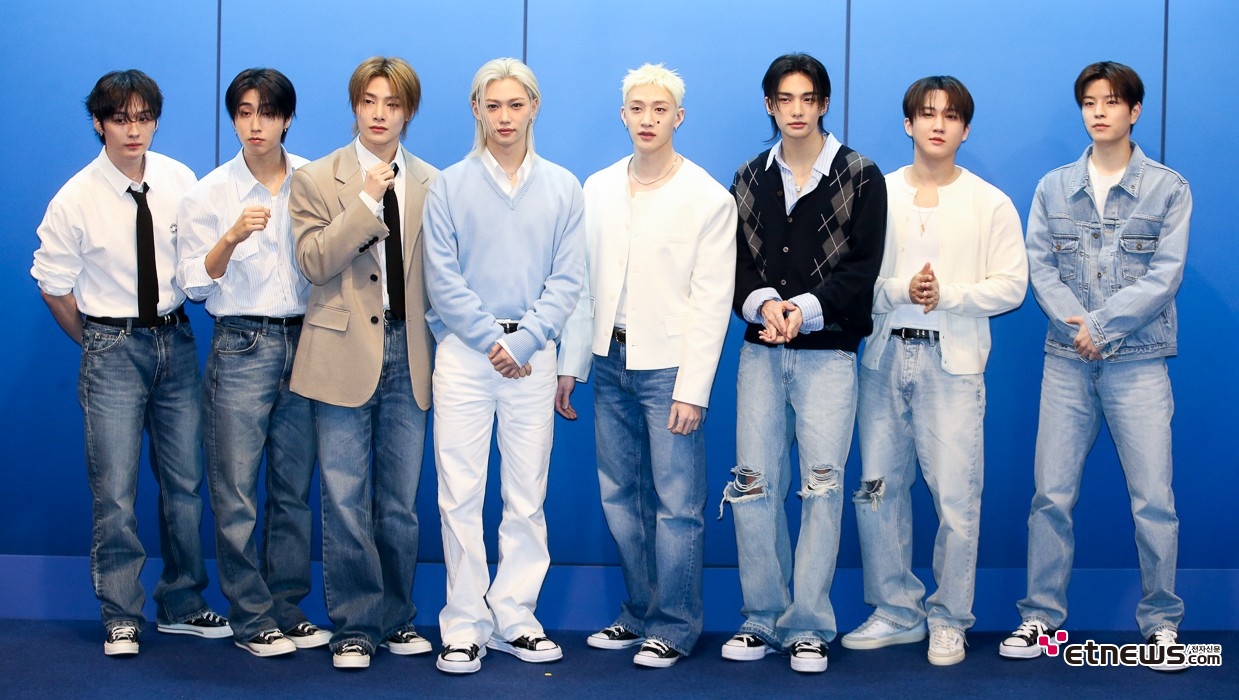 [ET포토] 스트레이키즈, '라이트 블루 칼라를 배경으로'