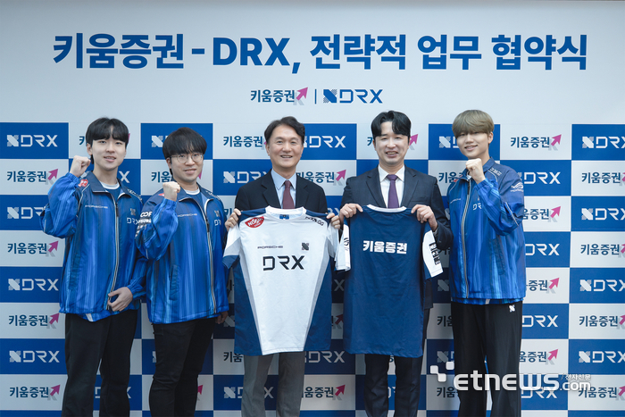 엄주성 키움증권 대표이사(왼쪽 세번째)와 박정무 DRX 의장(네번째)가 19일 오전 서울 마포구 DRX서울타워에서 전략적 업무 협약식을 갖고 있다. 왼쪽부터 '베인' 강하빈(발로란트), '무릎' 배재민(철권), 맨 오른쪽 '윌러' 김정현(리그오브레전드) 선수. 사진=DRX 제공.