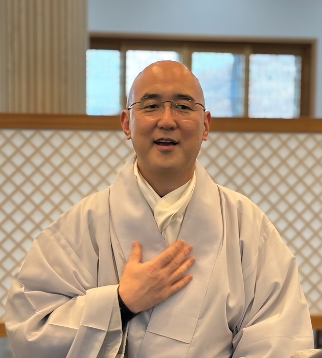 석산 스님(범어사 중앙종회의원 창원 우곡사 주지 스님)이 18일 기후에너지환경부 출입기자단 차담회에서 기자 질문에 답변을 하고 있다. 사진 출처 : 기후부 공동취재단