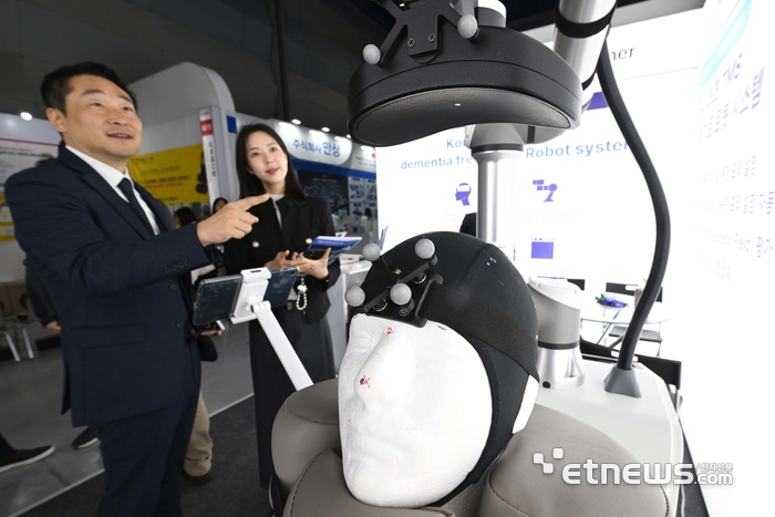 [포토] 인공지능 로봇으로 치매 치료