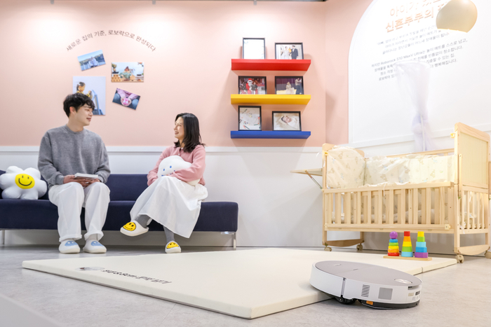 로보락이 서울 성수동 코사이어티에서 소비자 대상 '2026 신제품 론칭쇼'를 개최했다.  소비자가 실제 집과 유사한 환경에서 신제품을 경험할 수 있도록 했다.