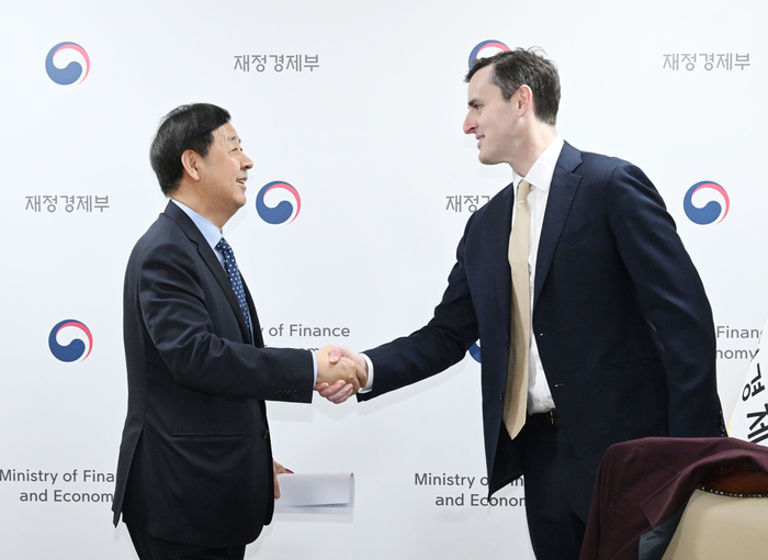 왼쪽부터 구윤철 부총리 겸 재정경제부 장관, 댄 카츠 IMF 수석 부총재. (사진=재정경제부)