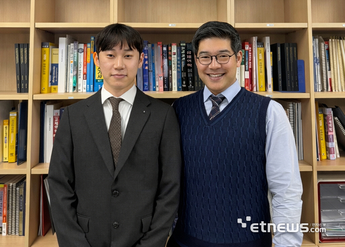 왼쪽부터 최준원 기계공학과 박사과정, 김정진 기계공학과 교수