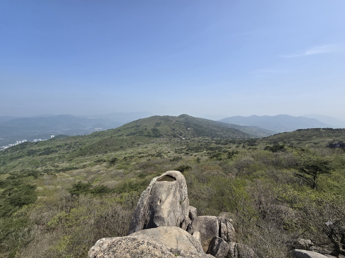 금정산성 북문에서 고당봉 쪽으로 300여m쯤 오른 후 우측으로 100여m쯤 내려가면 바위군 맨 끝에 우뚝 솟은 바위 정수리에 금빛 물이 고여 있다는 '금샘〈사진〉'이 있다. 사잔 출처 : 기후에너지환경부 공동취재단