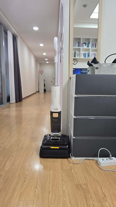 로보락이 아동복지시설 성애원에 기부한 진공 물걸레 청소기 'F25 울트라'