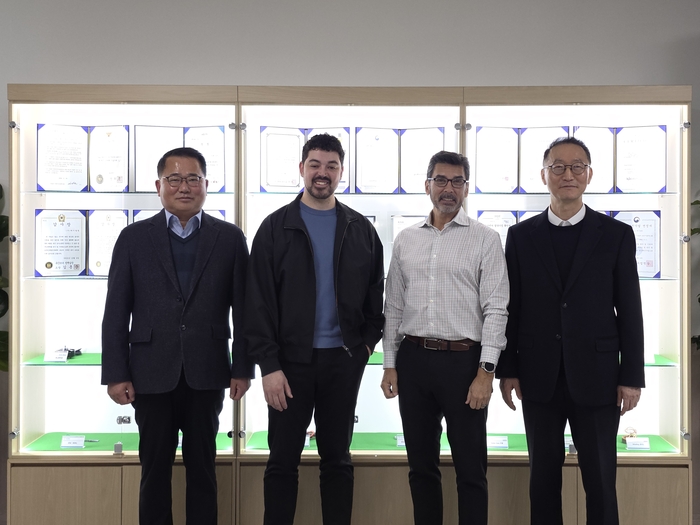 (왼쪽부터) 최영묵 케이알엠 사장, 마이클 미란다 HTI 부사장, 스티브 월터 HTI 대표, 박광식 케이알엠 대표