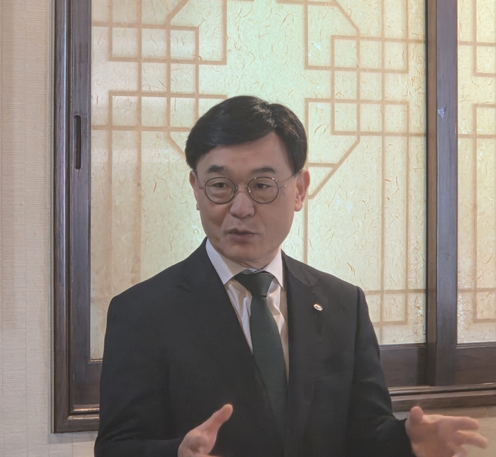 주대영 국립공원공단 이사장은 지난 17일 부산 금정산국립공원사무소 인근에서 기후에너지환경부 기자단과 오찬간담회를 갖고 금정산국립공원 운영 방안을 설명했다. 사진 출처 : 기후부 공동취재단