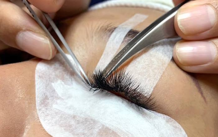 최근 젊은 여성층을 중심으로 유행하는 '속눈썹 연장술'이 예상치 못한 안과 질환을 유발할 수 있다는 전문가들의 경고가 제기됐다. 사진=데일리메일