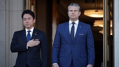 고이즈미 일본 방위상(왼쪽)과 헤그세스 미 국방장관. 사진=AFP 연합뉴스