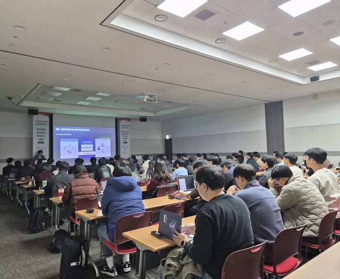 김진 시큐레이어의 R&D 센터장이  'Assistant를 넘어 Agentic AI 시대로' 에 대한 주제로 강연을 진행하고 있다. 사진=시큐레이어 제공