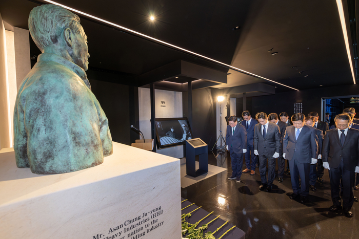 HD현대는 20일 판교에 위치한 HD현대 글로벌R&D센터에서 정기선 회장 등 주요 경영진이 참석한 가운데 정주영 창업자의 25주기 추모식을 진행했다. 맨앞줄 왼쪽부터 HD현대 조석 부회장, 정기선 회장, 권오갑 명예회장, 조영철 부회장. HD현대