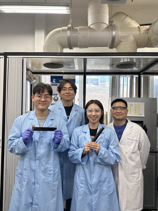 사진 왼쪽부터 KAIST 배상윤 박사과정, 김성수 교수,  강다정 박사과정, 김원빈 박사