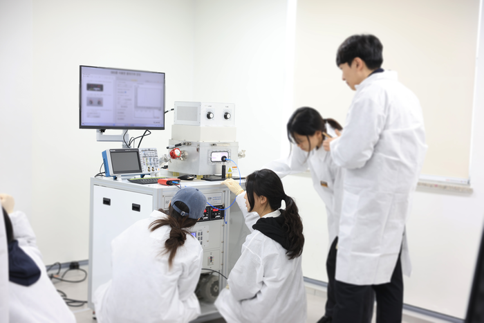 용인 명지대 반도체특성화대학 진공기술 실습실에서 학부생들이 실험을 진행하고 있다. (사진=교육부)