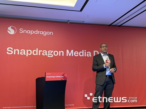 크리스 패트릭 퀄컴 수석부사장 겸 모바일 핸드셋 부문 본부장이 20일 '스냅드래곤 엘리트 데이'에서 모바일 플랫폼 전략에 대해 발표하고 있다. (사진=박유민 기자)