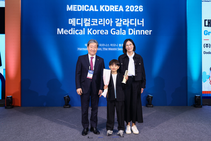 한국보건산업진흥원이 19일 서울 강남구 코엑스에서 '메디컬코리아 국제 의료 광고제' 시상식을 개최했다. 차순도 보산진 원장(왼쪽 첫 번째)이 대상 수상자인 도담미디어 출연자와 기념촬영했다.(사진=한국보건산업진흥원)