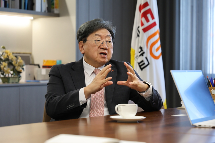 이남식 총장이 에듀플러스와 인터뷰를 진행하고 있다. (사진=재능대)