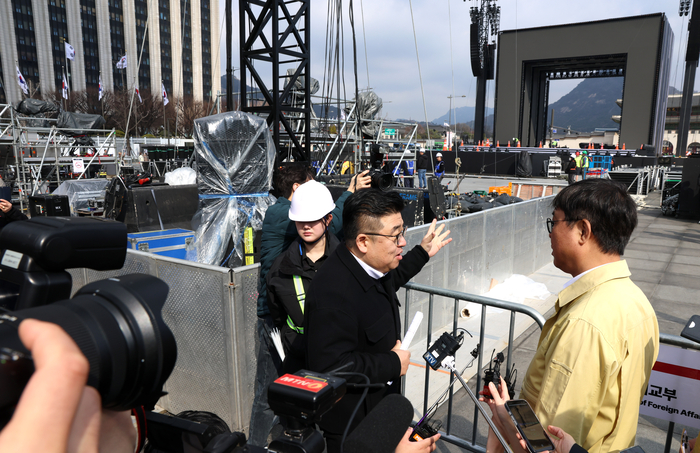 최휘영 문화체육관광부 장관(오른쪽)이 하이브 관계자로부터 방탄소년단 컴백 공연장 무대 설치 및 안전관리 현황을 듣고 있다. [문체부 제공]