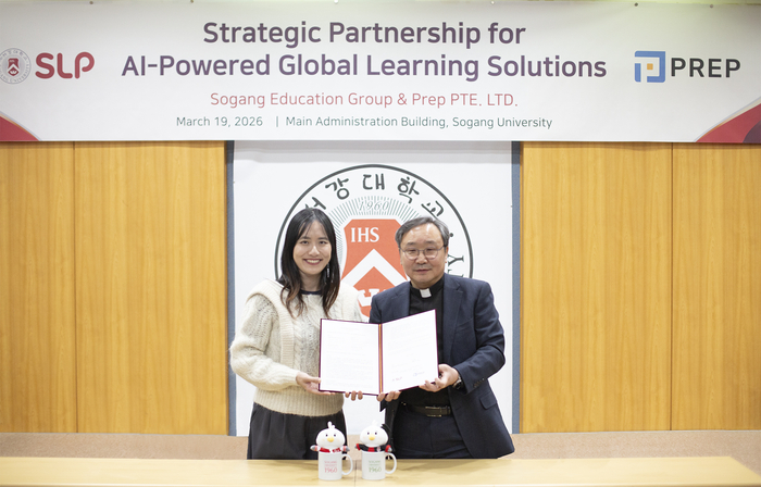 나탈리 도(Natalie Do) 프렙 글로벌 세일즈 부사장(왼쪽)과 손우배 서강교육그룹 대표(오른쪽)가 'AI 기반 글로벌 영어 교육 솔루션 확산 위한 전략적 업무협약'을 체결하였다. [사진=프렙(PREP)]