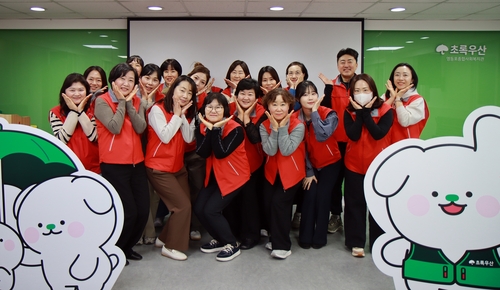 19일 서울 영등포구 영등포종합사회복지관에서 ABL생명 임직원들이 봉사활동 기념촬영을 하고 있다.(사진=ABL생명)