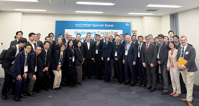 장재훈 현대차그룹 부회장(첫째 줄 왼쪽 일곱 번째부터), 야마가타 미쓰마사 토요타 사장, 이바나 제멜코바 수소위원회 CEO, 수바시시 무커지 세레스 파워 CSO(Chief Scientific Officer), 켄 라미레즈 현대차그룹 에너지&수소사업본부장 부사장 등 국제 수소&연료전지 엑스포 2026 수소위원회 네트워킹 세션에 참여한 관계자들이 기념 촬영했다.