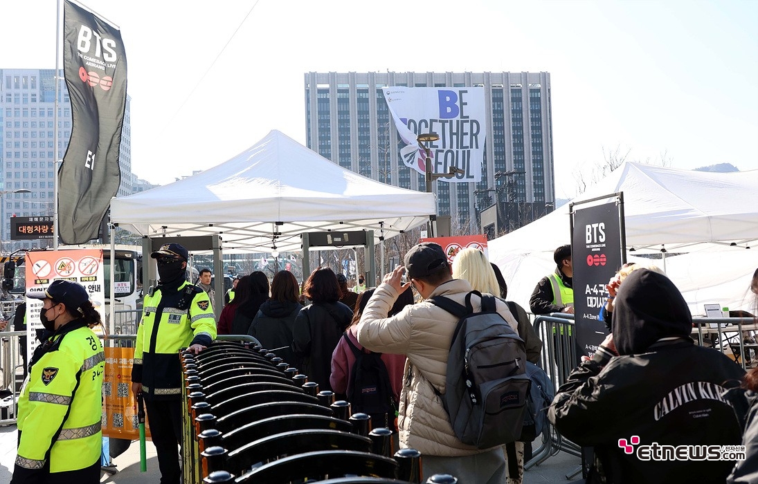 [ET포토] BTS 컴백 라이브, '입장 시작하는 관객들'
