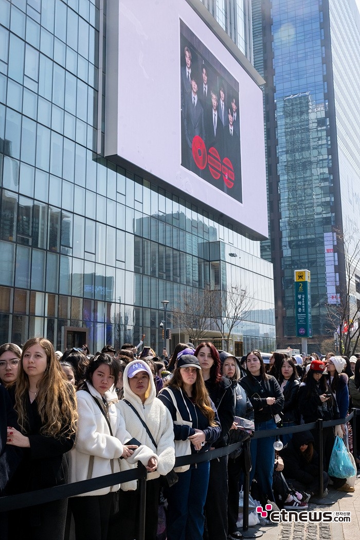 [ET포토] BTS 컴백 라이브, '입장 기다리는 전세계 아미들'