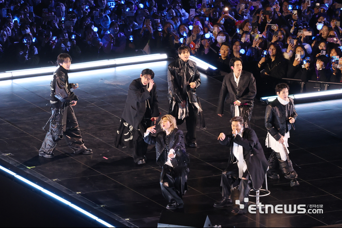 [포토] 컴백 공연 펼치는 BTS