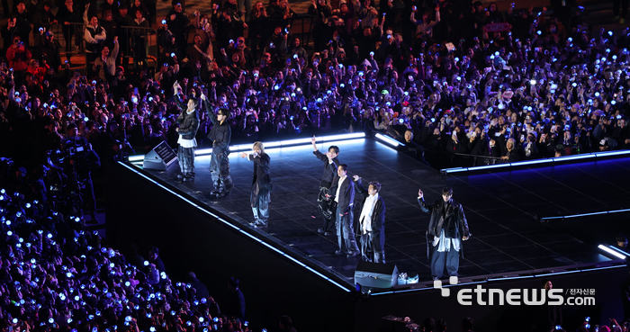 방탄소년단(BTS)이 21일 서울 광화문광장에서 컴백 기념 공연인 'BTS 컴백 라이브: 아리랑'을 펼치고 있다. 사진공동취재단