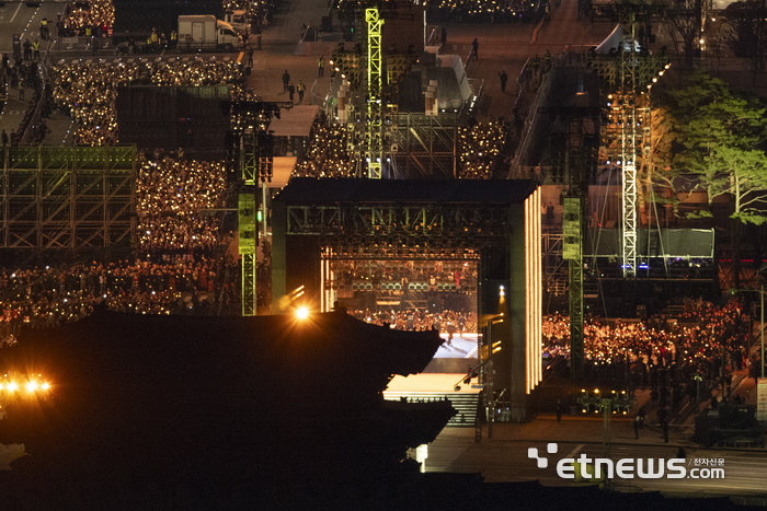 [포토] 광화문에서 펼쳐지는 BTS 컴백 라이브