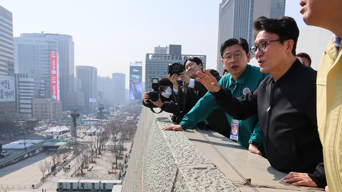 김민석 국무총리가 21일 BTS 행사 지원 서울시 통합현장본부를 찾아 공연 안전관리 대책과 계획을 점검한 뒤 공연장을 살펴보고 있다. 사진=연합뉴스