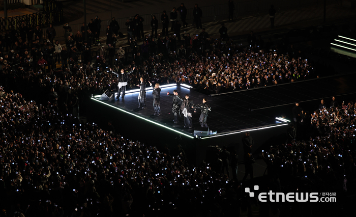 [포토] 광화문 무대 오른 BTS