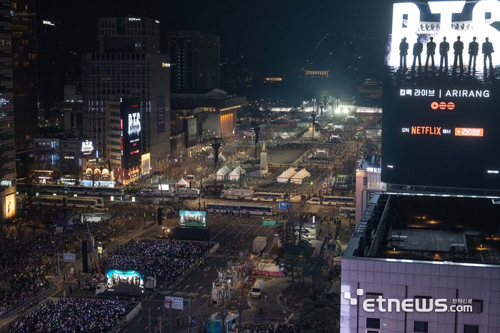 [포토] 3년 9개월 만에 광화문광장 공연으로 컴백한 BTS