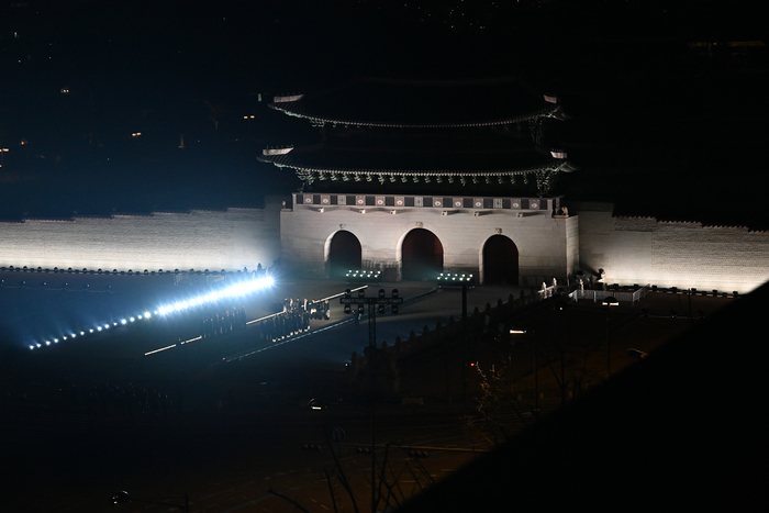 방탄소년단(BTS)이 21일 서울 광화문광장에서 컴백 기념 공연인 'BTS 컴백 라이브: 아리랑'을 펼치고 있다. 사진공동취재단