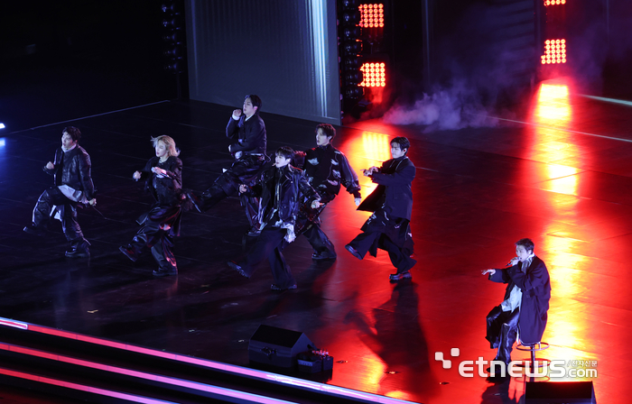 [포토] 의자에 앉은채 무대이어가는 RM