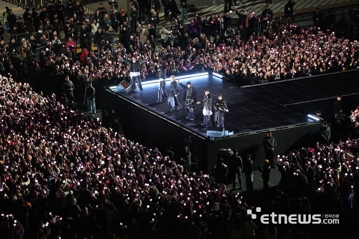 [포토] 광화문에서 펼쳐지는 BTS 컴백 공연
