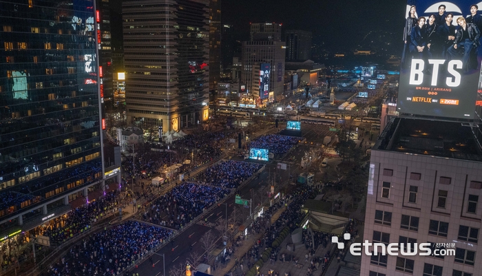 [포토] 광화문광장에 울려퍼지는 BTS의 노래